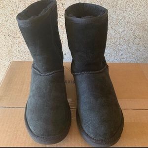 W Black Mid SIze Uggs